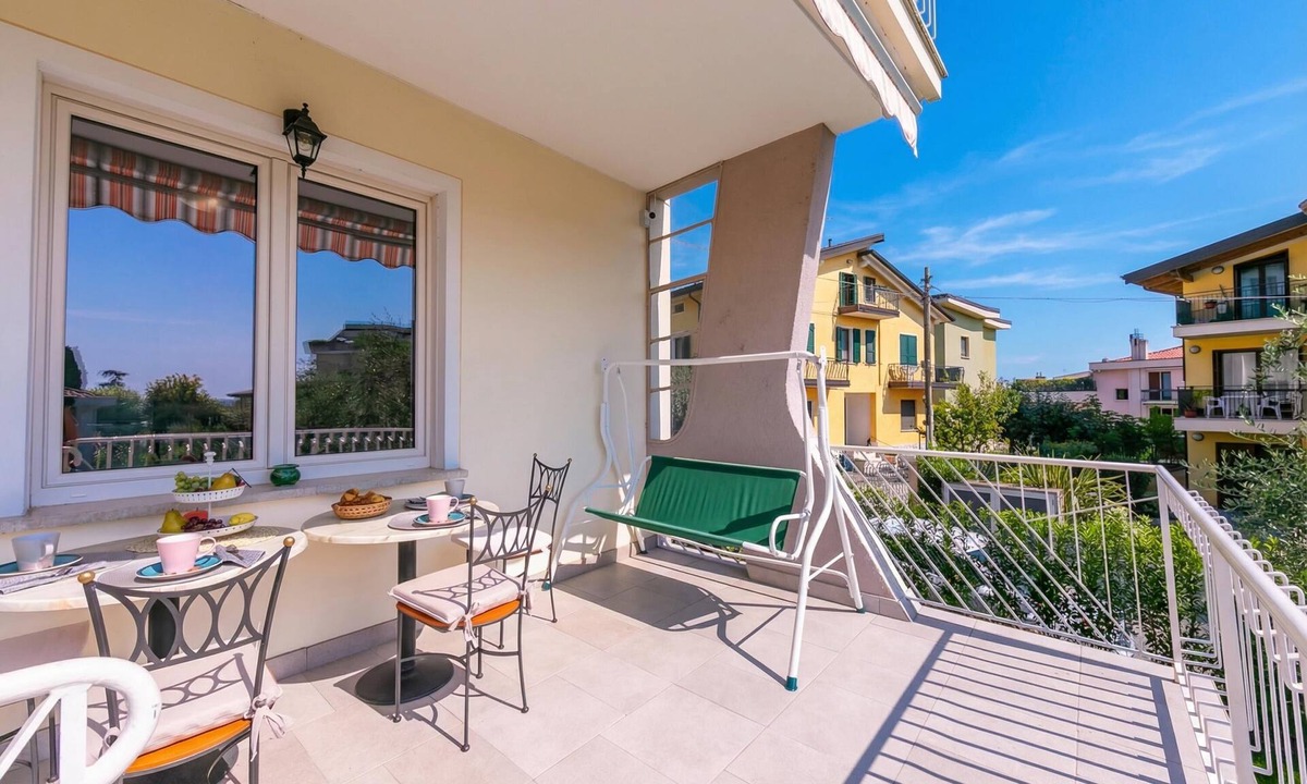 Desenzano del Garda Apartment | La Maison Fleurie Appartamento Girasole, Desenzano Del Garda, Italy