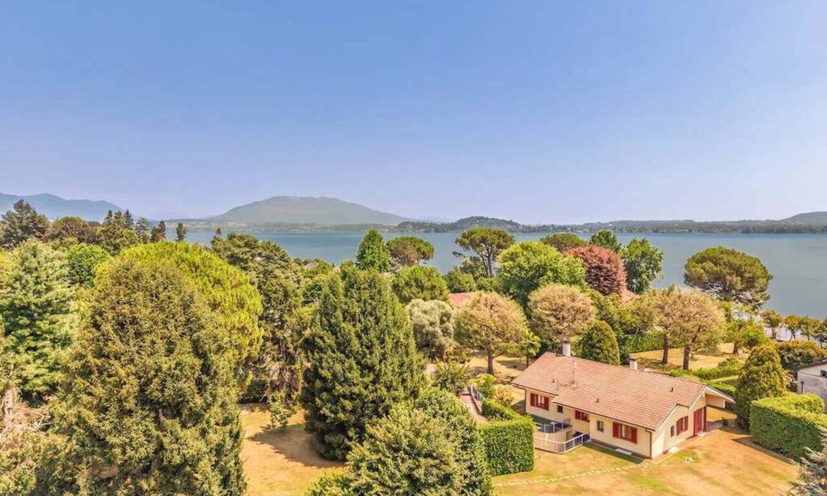 Lesa Villa | Large lakeside villa