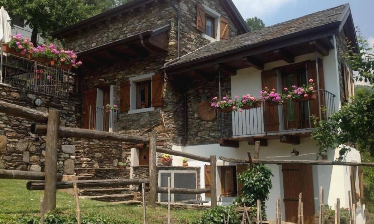Comero Cottage | Le 2 formiche (Lauri): rustic cottage with terrace and garden