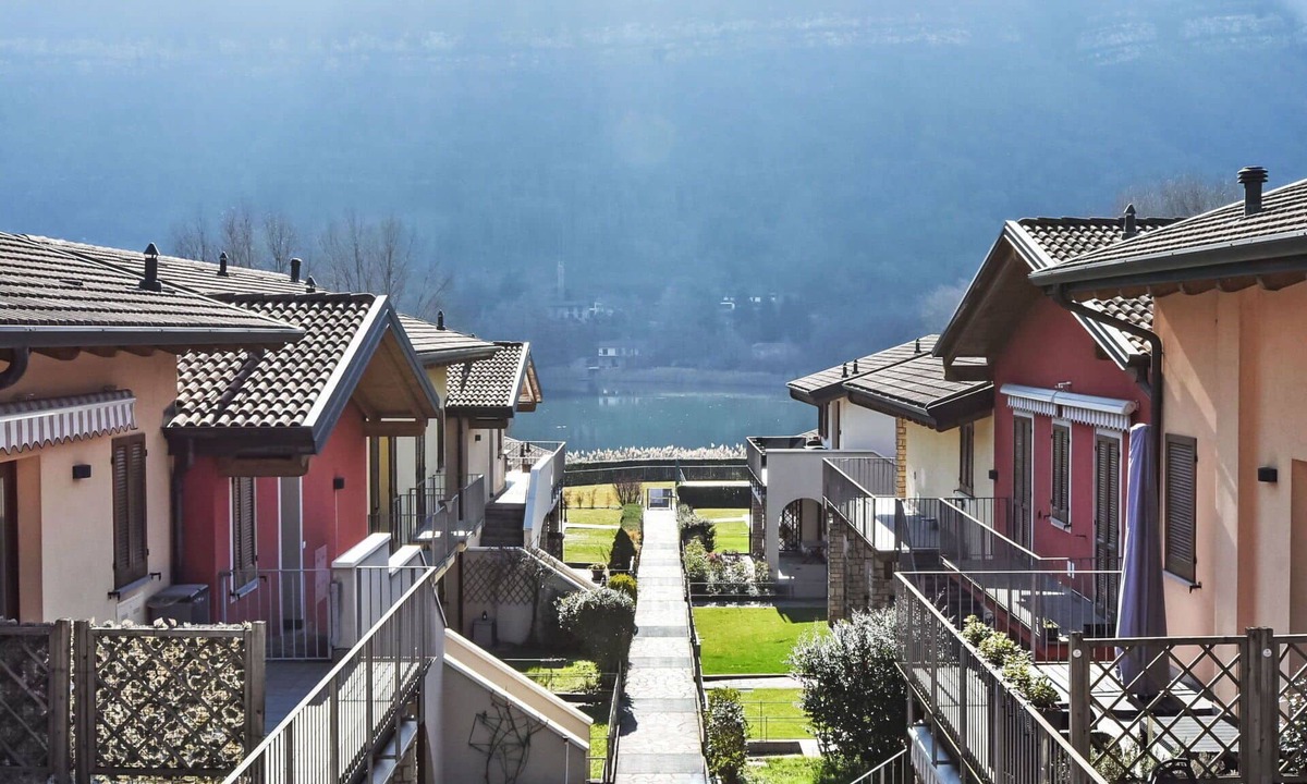 Spinone Al Lago Apartment | Lovely apartment for 6 guests with A/C, WIFI, pool, TV and terrace