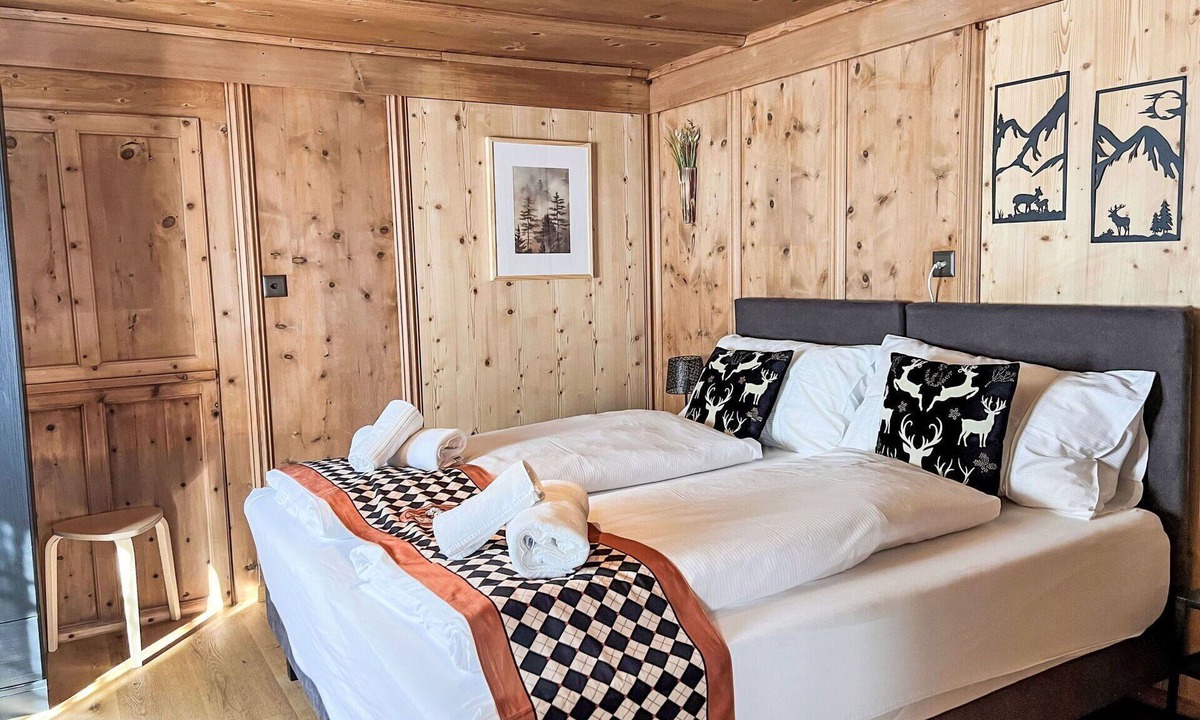 Klosters Platz Apartment | Lovely apartment for 4 guests with WIFI, TV, balcony and pets allowed