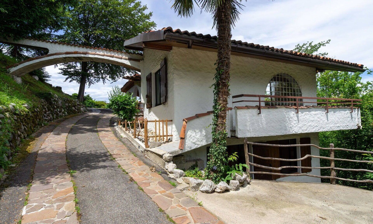 Arolo House | Lovely apartment in villa for 6 people with TV, terrace and pets allowed