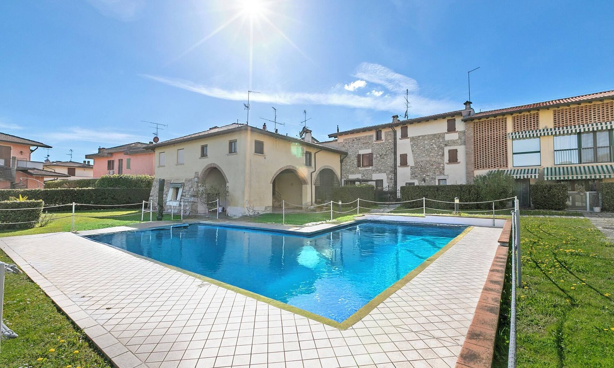 Lugana Apartment | Magnolia House: Sirmione Apt for 4 with Shared Pool, Sirmione, Italy