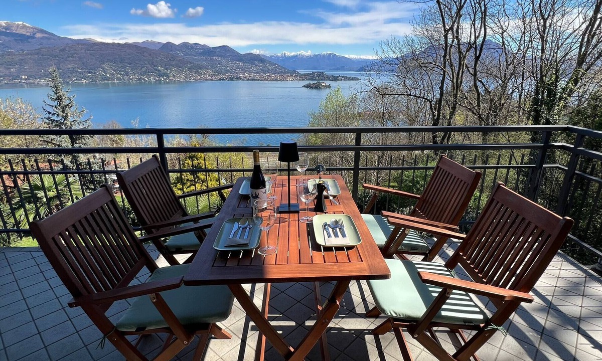 Campino Apartment | Miralago apartment with amazing lake view in Stres