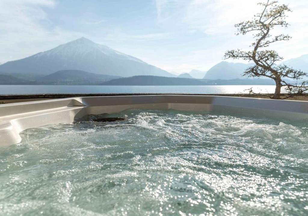 Gunten Apartment | Nido sull`Aqua Chalet with Whirlpool