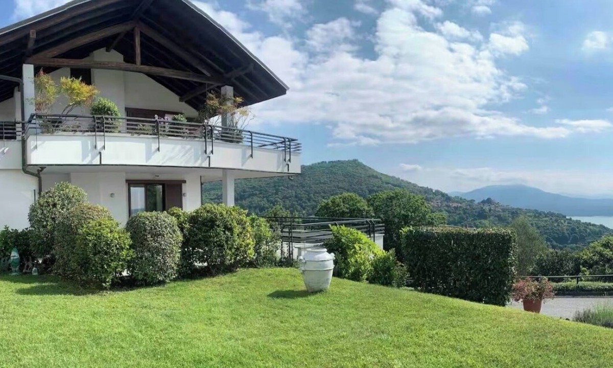 Massino Visconti House | PANORAMA - Apartment with lake view terrace and private garden