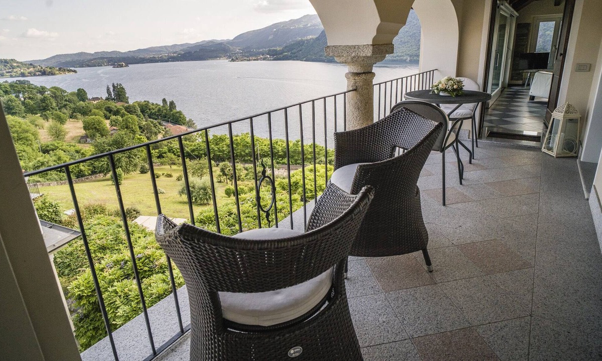 Crabbia Apartment | Penthouse with balcony in 19th century villa, air/con & superb view of Lake Orta