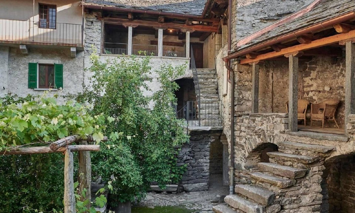 Aurigeno House | Portico by Interhome