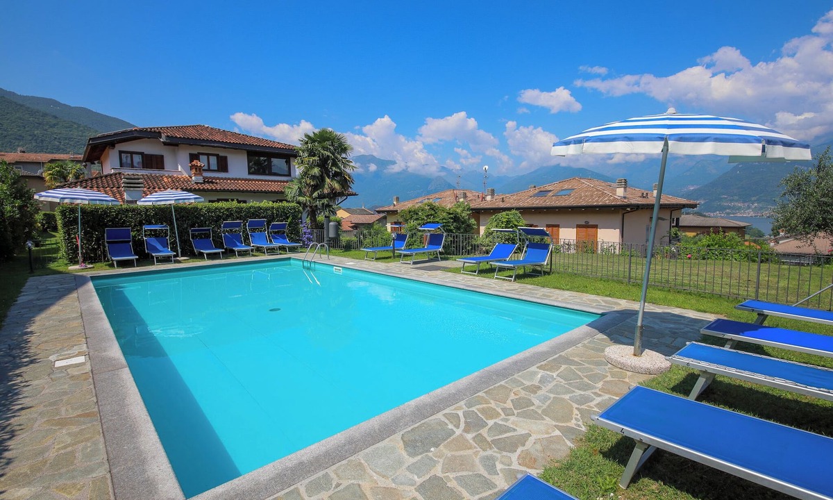 Colico Piano Apartment | Quattro Stagioni Summer Roof Terrace Holiday Apartment with Pool