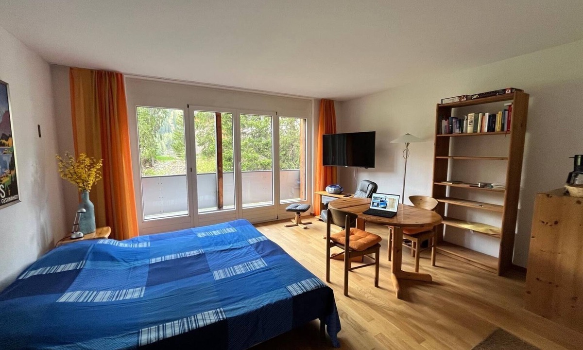 Davos-Dorf Apartment | Relax in peace and quiet by Lake Davos with books, CDs and tea!