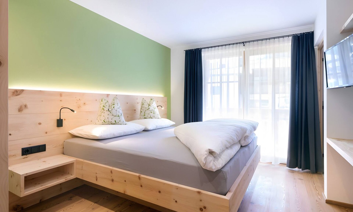 Valle San Silvestro Apartment | Room 'Altmessnerhof Glücksklee Zimmer' with Mountain View, Shared Terrace and Wi-Fi