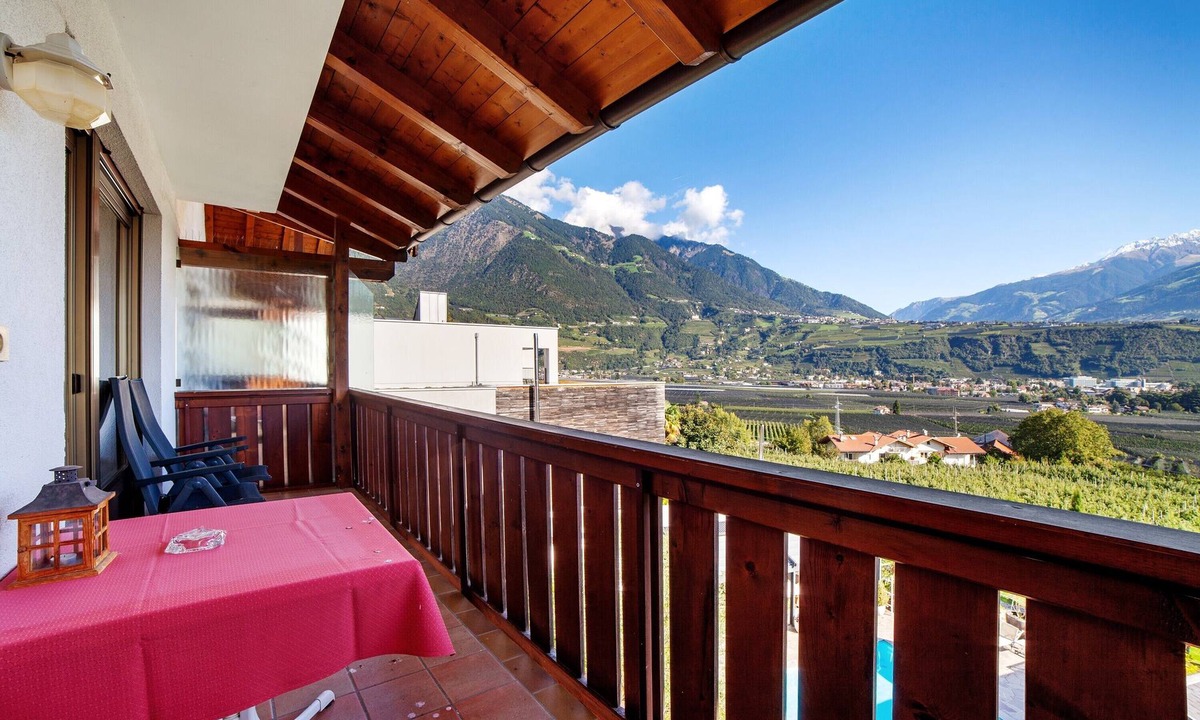 Marlengo Apartment | Room 'Pazeider Suite Meranblick 303' with Mountain View, Wi-Fi and Air Conditioning
