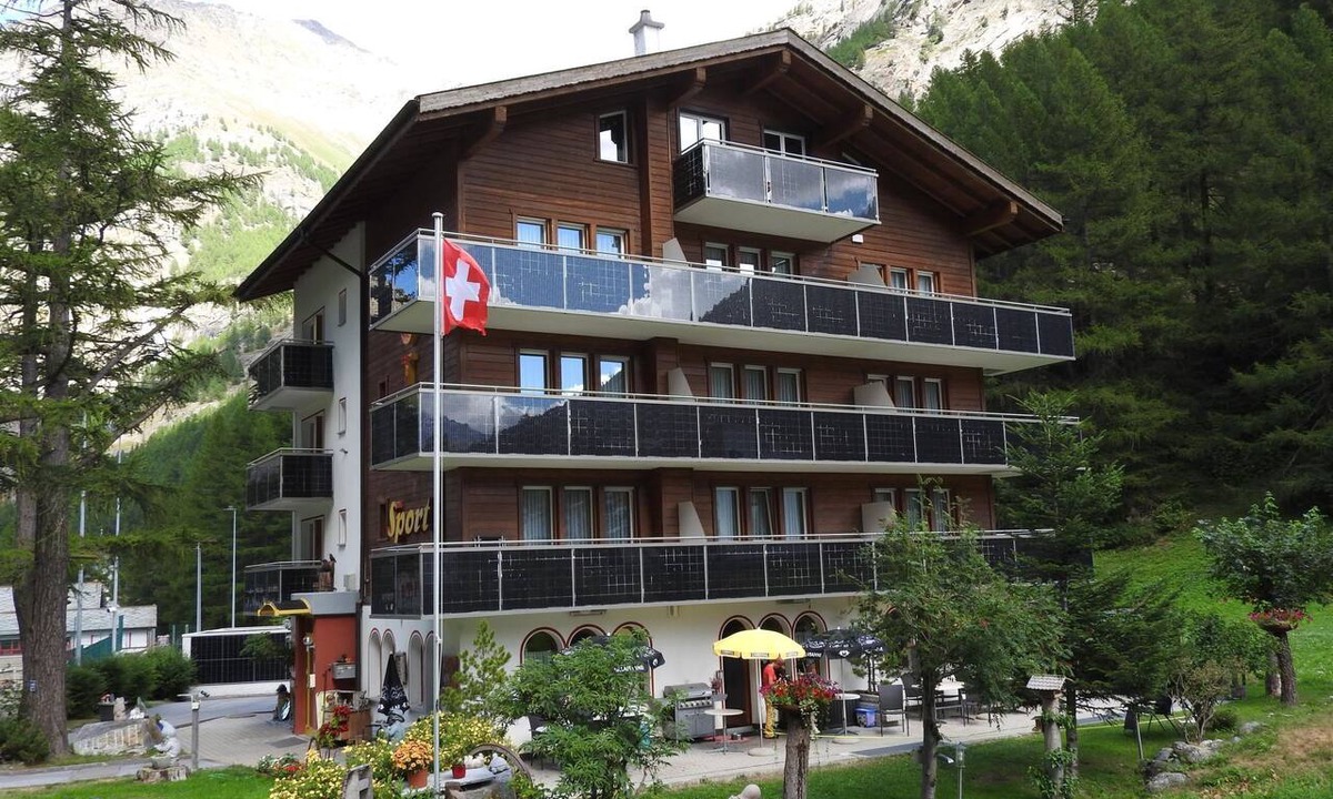Saas Almagell Apartment | Ski-In-Ski-Out-Hotel Sport* Doppelzimmer, Dusche, WC Doppelzimmer Budget by Interhome