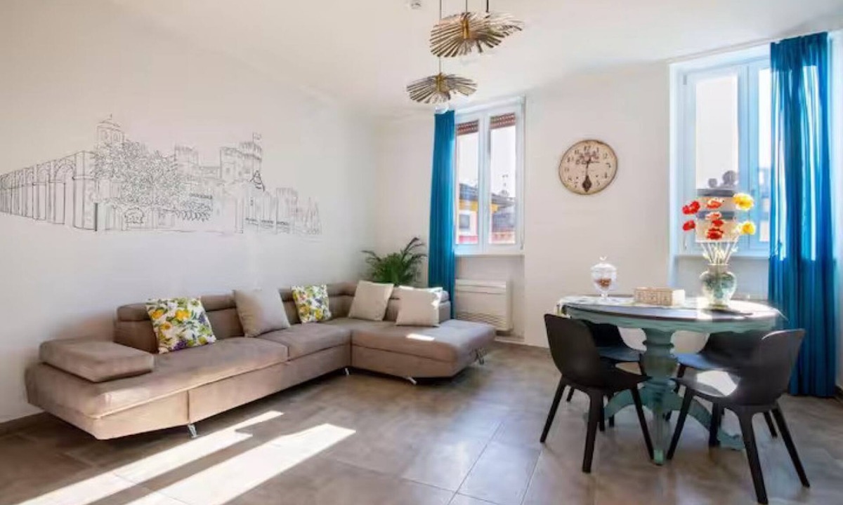 Sirmione House | Spacious apartment in the heart of town, 40 meters from the Castle. Particularly suitable for families and groups who want to enjoy the exclusive atmosphere of a stay in the historic center, with complete freedom and comfort. It can accommodate up to 6 p