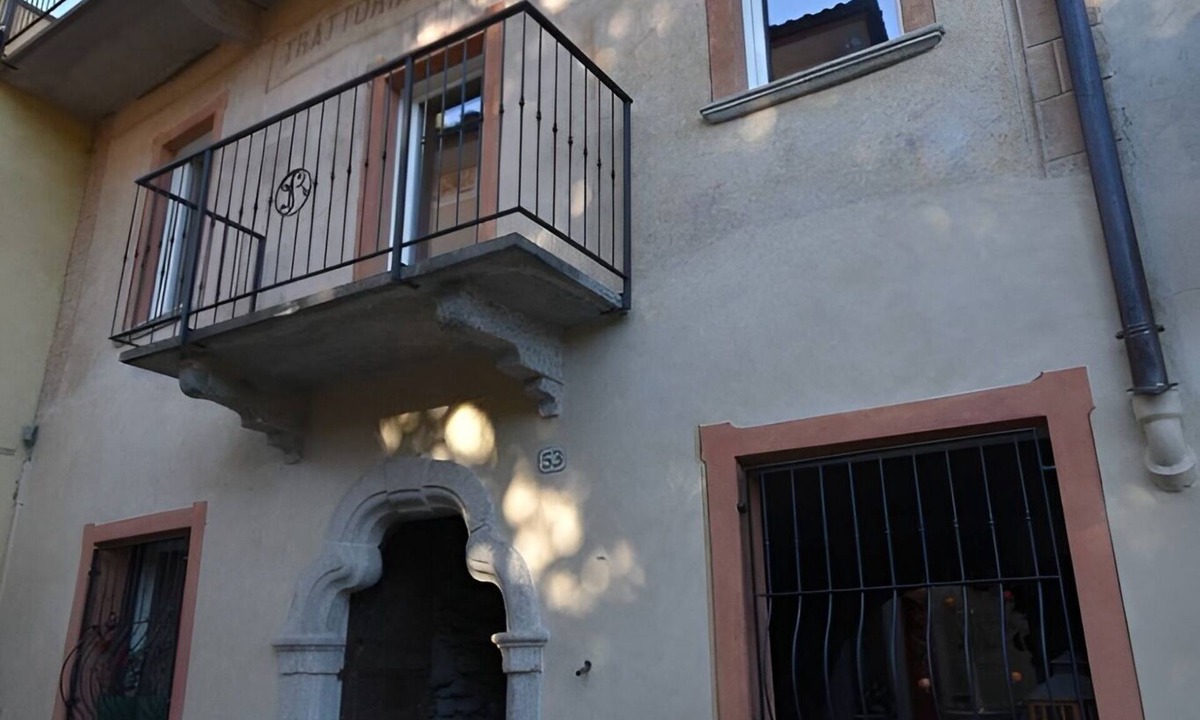 Brezzo di Bedero Apartment | Spacious apartment in the historic center