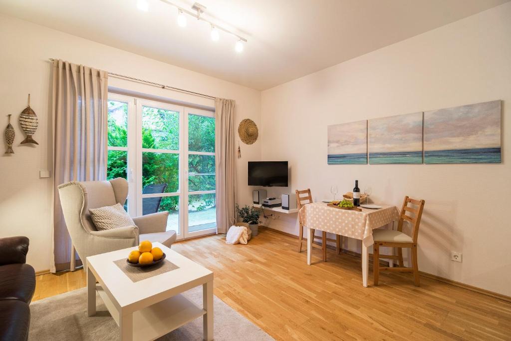 Ostseebad Ahrenshoop Apartment | Strandleben 02 - Dora Koch-Stetter