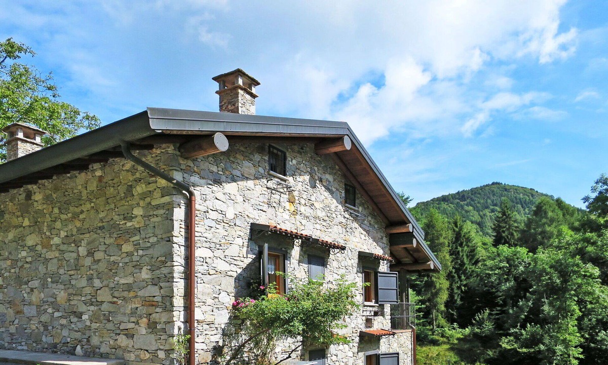 Porto Valtravaglia House | Stunning private villa for 6 people with TV, patio and pets allowed
