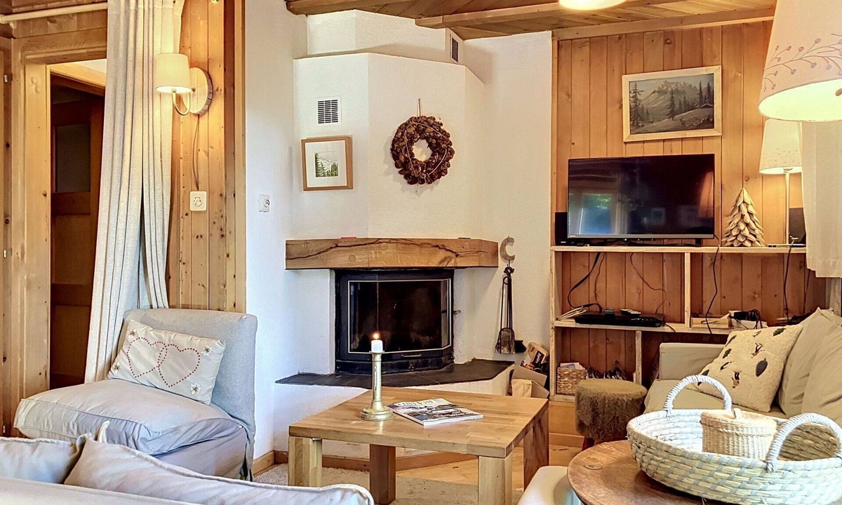 Monthey House | Stunning private villa for 8 people with WIFI, hot tub, TV and terrace