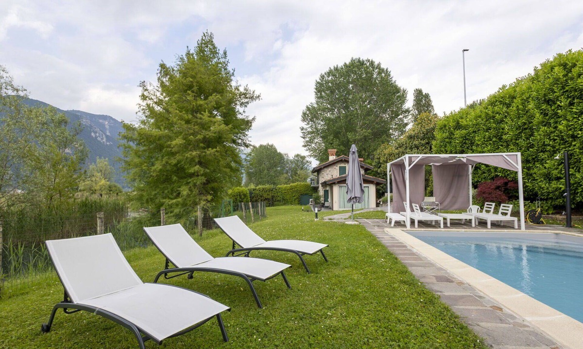 Paratico Villa | Stunning private villa for 6 people with A/C, private pool, WIFI, TV, patio and pets allowed