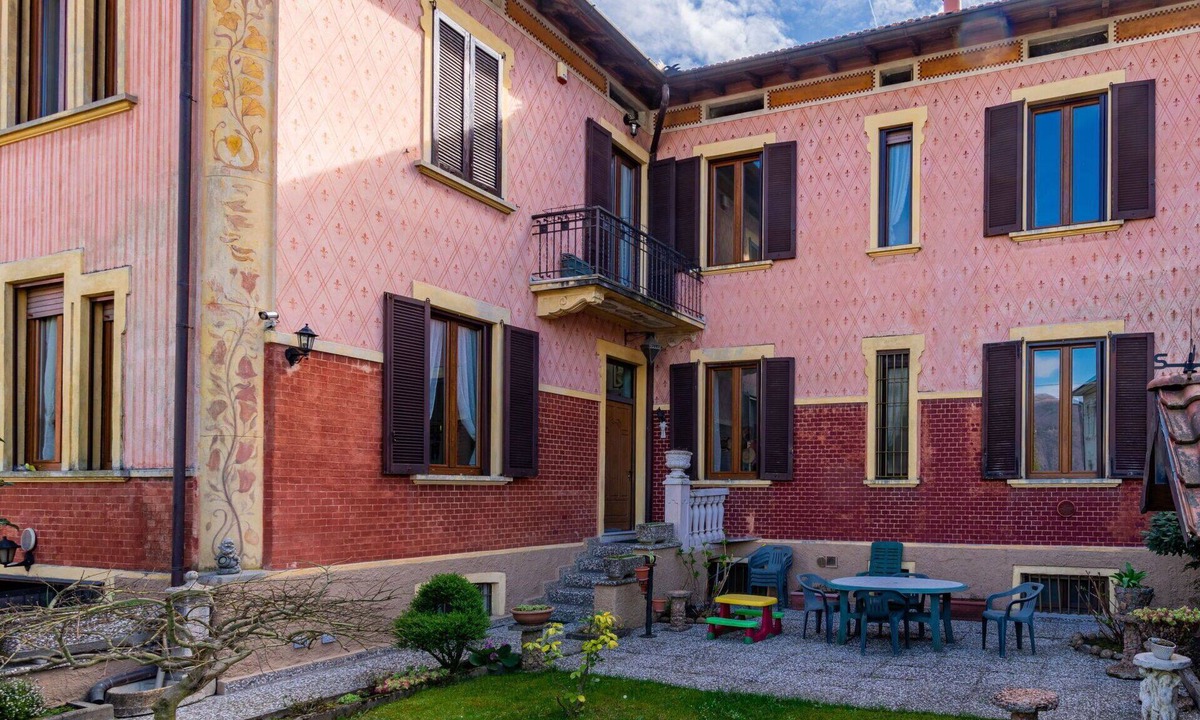 Porto Ceresio House | Stunning villa for 8 guests with WIFI, TV and balcony