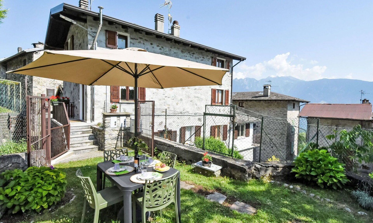 Valtellina Apartment | Stunning villa for 7 people with WIFI, TV, balcony and pets allowed