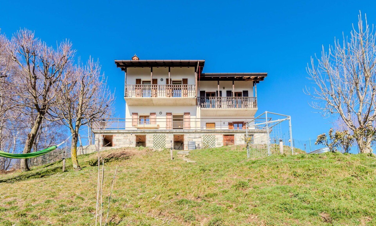 Peglio House | Stunning villa for 5 guests with WIFI, TV and terrace