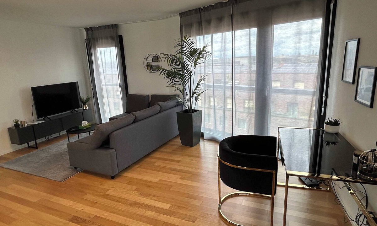 St. Johann Apartment | Stylish 2.5-Room + Basel Card | 6th-Floor Comfort