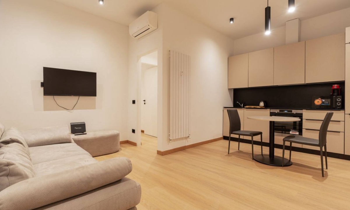 Casoretto Apartment | Stylish 48m2 apartment, able to accommodate up to 2 people, located in the basement (steps to access).The property is located in the Casoretto district, just a 7-minute walk from the M2 Udine metro stop, in a residential area equipped with all comforts.
