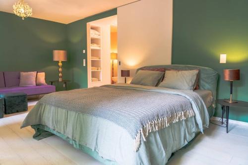 Muhlebach Apartment | Stylish Garden-Gem by Lake: Pet-Friendly & Central