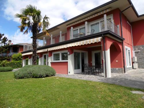 Casciago Villa | Sunny Villa with Terrace