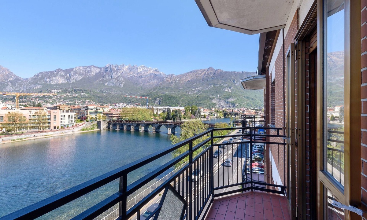Malgrate Apartment | The Terrace on the Adda – Apartment with Stunning Lake and Mountain Views