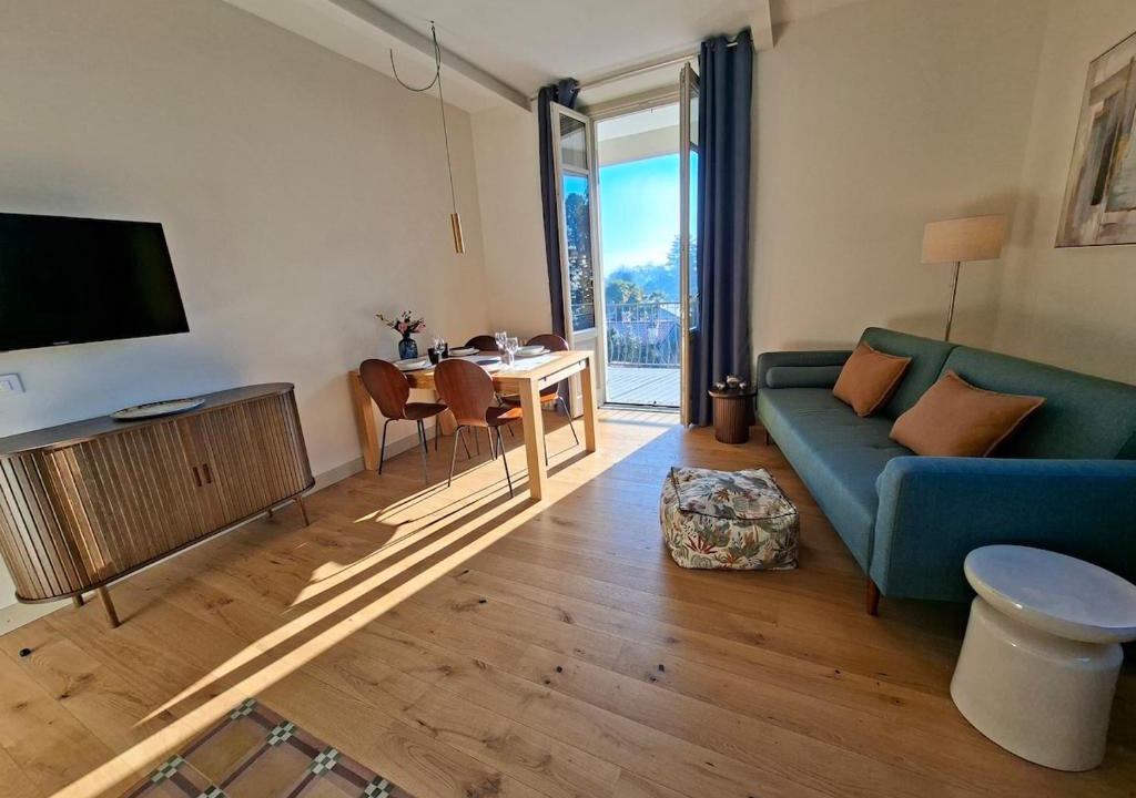 Lesa Apartment | Villa Grappoli with balcony and lake view