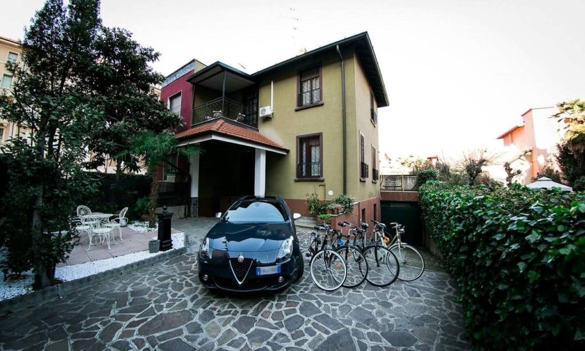 Zona Farini Villa | Villa in the heart of Milan (x 8 persons)