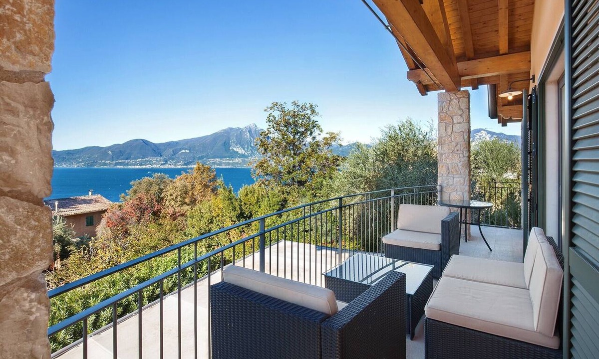 Torri del Benaco Apartment | Villa Loncrino: First Floor Lake View Apartment with Pool and Garden
