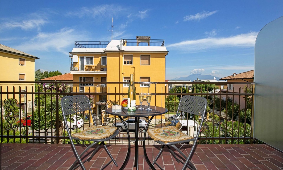 Desenzano del Garda Apartment | Villa Mimosa Near Desenzano Old Town Apt 2 Parking, A/C, WiFi, Desenzano Del Garda, Italy