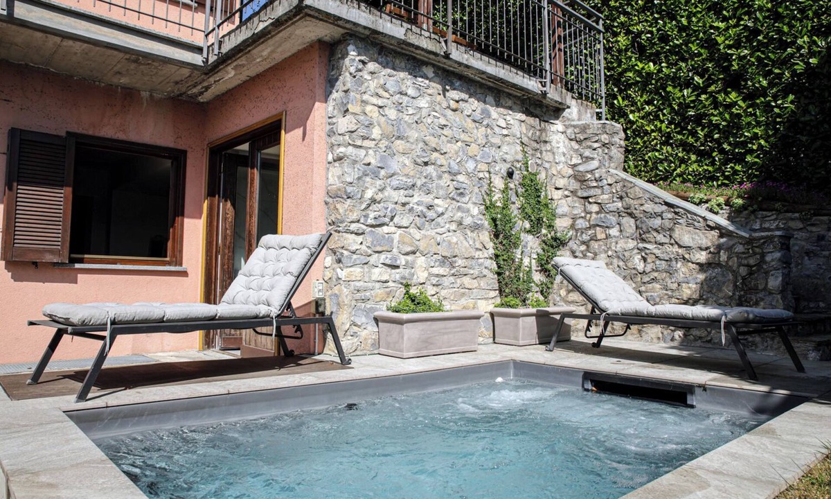 Dizzasco Villa | Villa Roseo - Marvelous 4-bedroom villa with AC lake view pool garden- Dizzasco