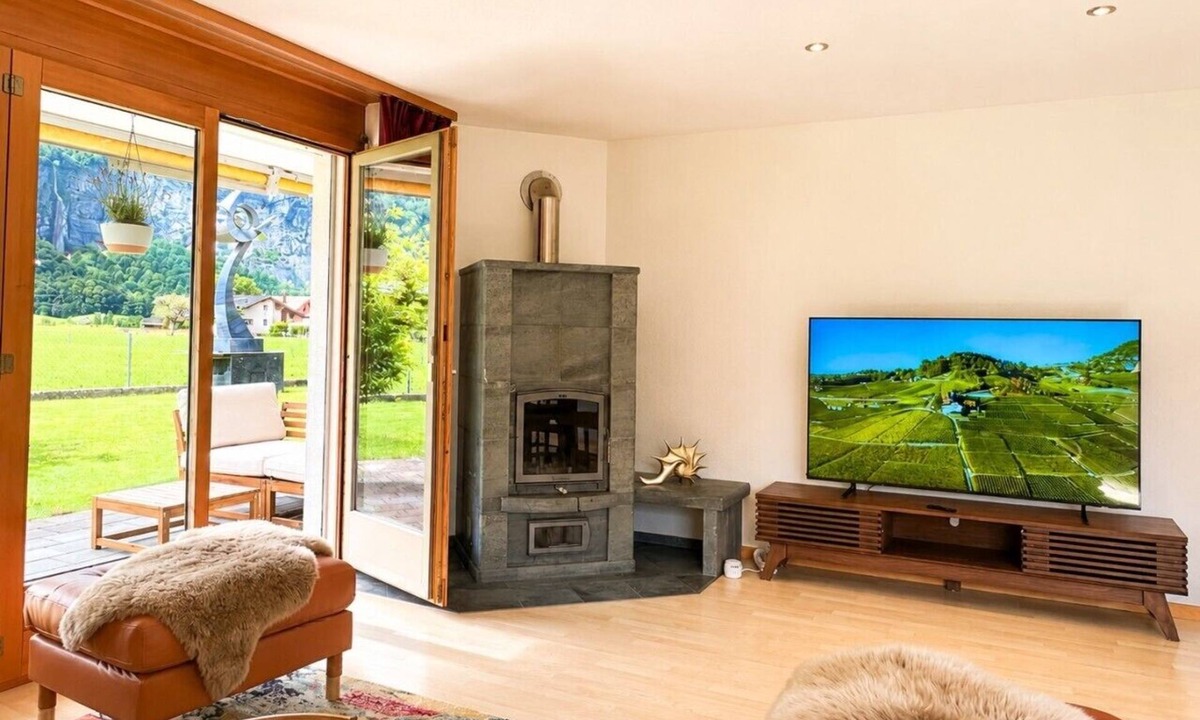 Meiringen Apartment | Waterfall 3BR Garden Apt AC near Interlaken