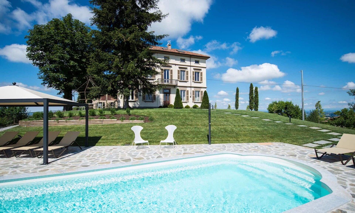 Costigliole d'Asti Villa | Wonderful private villa for 12 people with A/C, private pool, WIFI, TV, patio and panoramic view