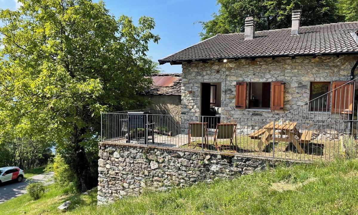 Montemezzo House | Wonderful private villa for 4 people with WIFI, patio, pets allowed and panoramic view