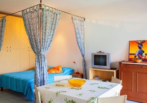 Attractive studio with terrace and garden, pool and dream view in Ghiffa