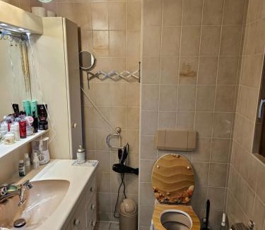 Vernayaz House | 1 chambre jaune dans une maison privé