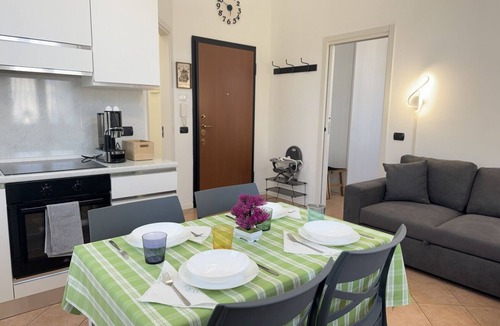 Casorate Sempione House | 10' Malpensa Airport, alongside Train Station