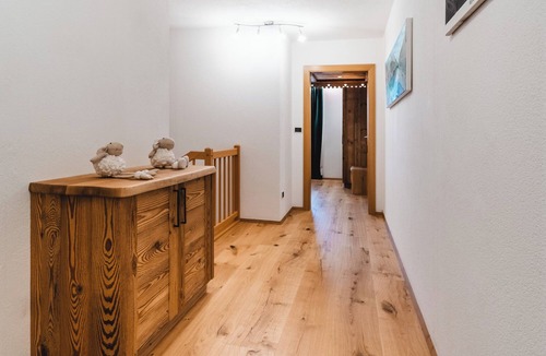 Casola Apartment | Almresidenz Unterrain to Hartl -1 km BY CAR DISTANCE SKI SLOPES KRONPLATZ