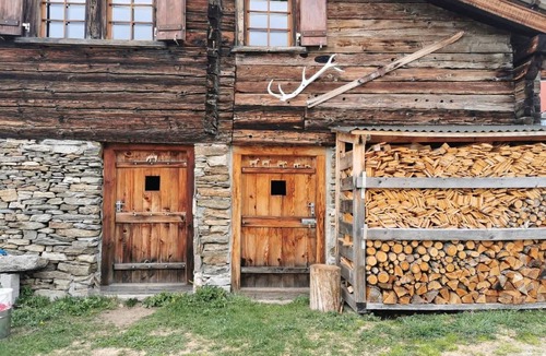 Termen House | Alphütte Murmolta auf der Sonnenterrasse im Wallis by Interhome