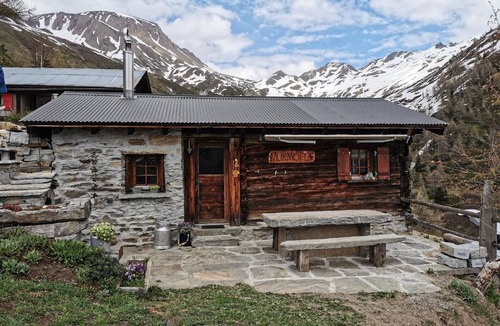Termen House | Alphütte Murmolta auf der Sonnenterrasse im Wallis by Interhome