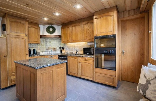Frutigen Apartment | Alpine Loft · 2 Bath · Family Retreat · Balcony · Parking · PS5/Netflix/wifi