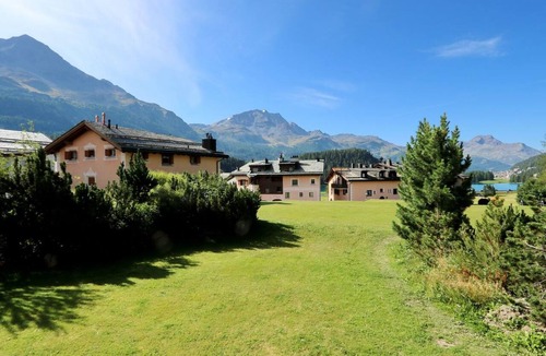 Champfer Apartment | Apartment Üerts - Hochwertige Wohnung mit Balkon und Aussicht in Champfèr by Interhome