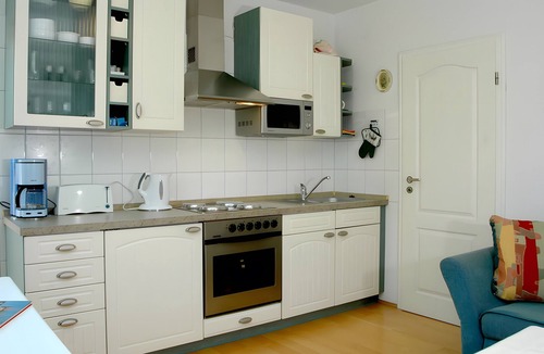 Unteruhldingen Apartment | Apartment '1-Zimmer' with Private Terrace, Shared Garden and Wi-Fi