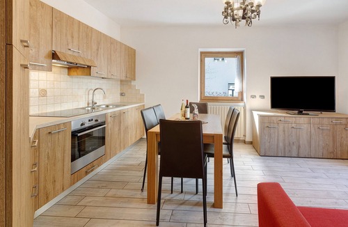 Isolaccia Ski Chalet | Apartment '1' with Mountain View, Shared Garden and Wi-Fi