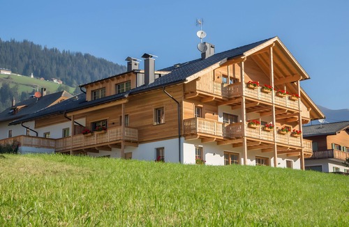 Valle San Silvestro Apartment | Apartment 'Altmessnerhof Glücksklee' with Mountain View, Shared Terrace and Wi-Fi